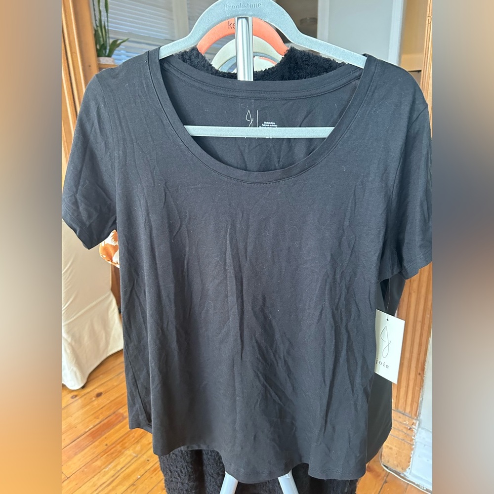 Joie NWT size large women’s black short sleeve t-shirt. Never worn!
